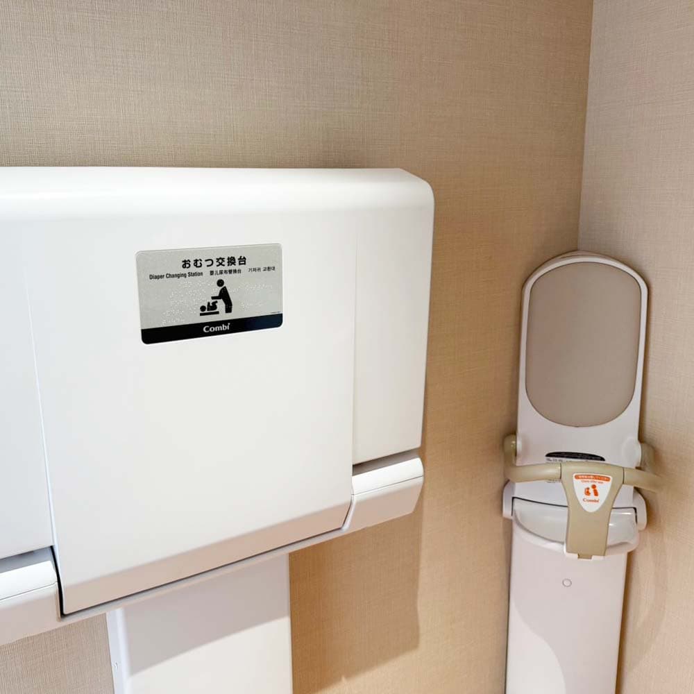 だれでもトイレ内のチャイルドシート、おむつ交換台